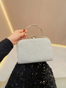Nahaufnahme der silbernen Pailletten-Abendtasche mit Metallgriff und Diamantverschluss