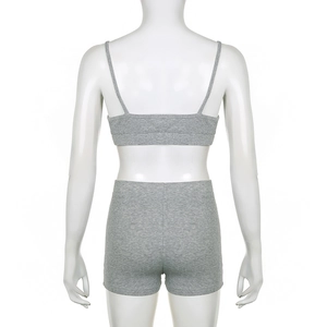 Rückansicht des grauen Rippstrick-Sets aus bauchfreiem Top und Bodycon-Shorts