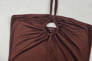 Details des kaffeebraunen Halterkleids mit geripptem Strick und Ring-Ausschnitt-Design