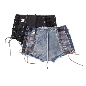 Detail von High-Waist-Denim-Shorts mit seitlicher Schnürung und ausgefranstem Saum