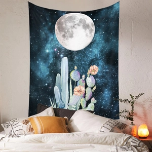 Détail d'une tapisserie de lune avec cactus suspendue au-dessus d'un mur de chambre