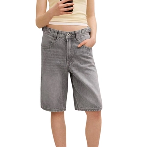 Detailansicht grauer Denim-Bermuda-Shorts mit Waschungseffekt und Fransensaum-Detail
