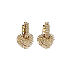 Orecchini a cuore vintage placcati in oro con intarsio di perle bianche stile elegante