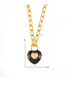Détail du pendentif en cœur avec goutte d'huile noire et zircon plaqué or 18 carats