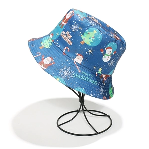 Détail d'un bob de Noël avec imprimés bonhomme de neige et Père Noël sur toile bleue
