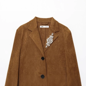 Blazer donna in finto scamosciato marrone con spilla a fiore e risvolto classico