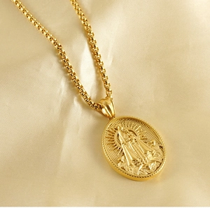 Detailaufnahme des 18K vergoldeten Jungfrau Maria 3D Relief-Anhängers an einer Box-Kette