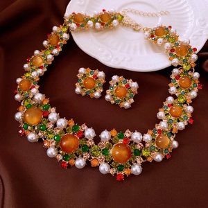 Vintage Barock Blumen Schmuckset Legierung Harz Kunstperle Straßhalskette Ohrringe Mit Silbernem Ohrstecker Damen