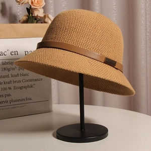 Détails du chapeau de paille kaki avec ruban en cuir marron et boucle métallique