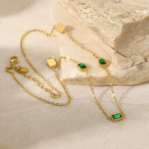 Collier élégant en acier inoxydable plaqué or 14K avec pierres carrées en zircon vert