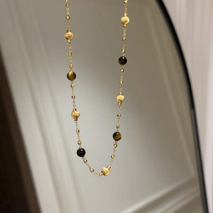 Collier plaqué or 18k avec perles vintage en oeil de tigre au design minimaliste chic