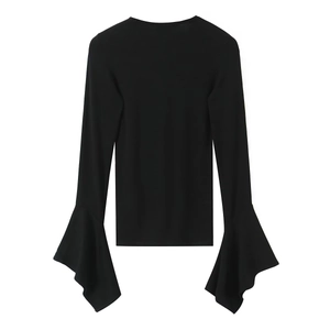Détail des manches cloches surdimensionnées sur un haut en tricot noir pour femmes