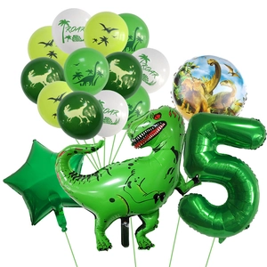 Détail du kit d'anniversaire dinosaure avec T-Rex vert et ballon en aluminium chiffre cinq
