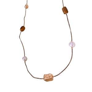 Collier vintage avec œil de tigre, perles irrégulières et accents métalliques dorés