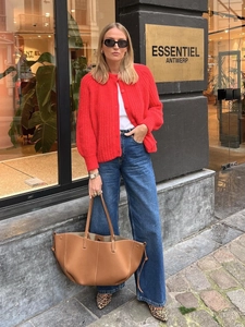 Κομψό street style με κόκκινη χοντρή πλεκτή ζακέτα και ψηλόμεσο τζιν με φαρδύ μπατζάκι