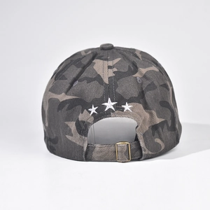 Détail d'une casquette de baseball camouflage avec étoiles brodées et boucle en métal