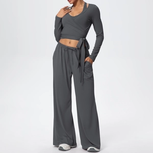 Ensemble de yoga gris foncé avec haut à manches longues croisé et pantalon large à cordon