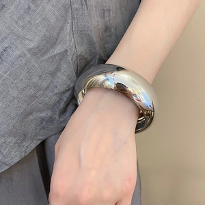 Bracelet manchette en métal argenté poli au design géométrique large et minimaliste