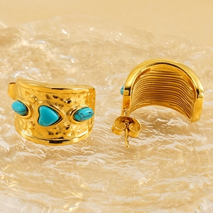 Orecchini a cerchio in acciaio placcati oro 18K con pietre di turchese a cuore