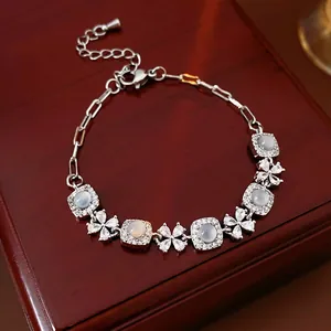 Bracelet à fleurs en zircon et œil de chat sur un coffret en bois vintage élégant
