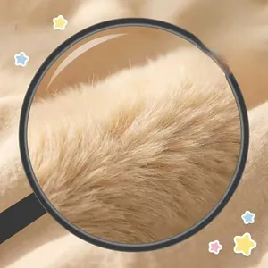 Vue détaillée de la texture douce et dense du tissu en peluche du chien Shiba Inu