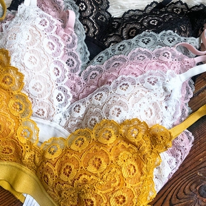 Bralettes en dentelle française de couleurs variées sur fausse fourrure et bois