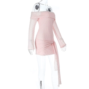 Détails du tissu de la robe mini rose à épaules dénudées avec lacets sur le côté