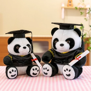 Deux adorables peluches de panda portant des toques et des robes de remise de diplôme