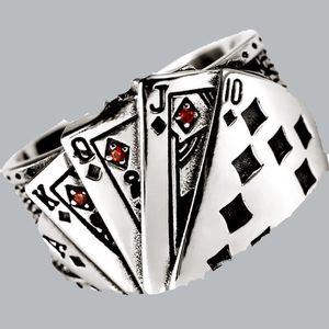 Makrodetail eines Retro-Pokerrings mit rotem Zirkonia-Inlay und graviertem Royal-Flush-Muster