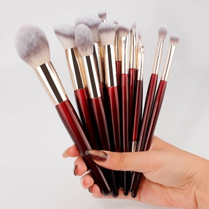 Kit professionnel de 15 pinceaux de maquillage avec manches en acajou et viroles dorées