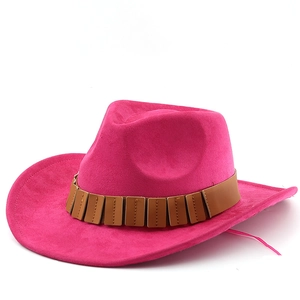 Detailansicht eines magenta Filz-Cowboyhuts mit klassischem braunem Lederzierband
