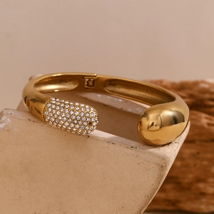 Détail du bracelet serpent plaqué or 18 carats avec diamants blancs sur pierre beige