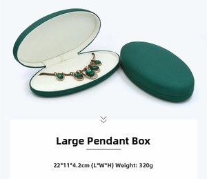 Detail of emerald green oval necklace gift box with velvet lining and size 22x11x4.2cm