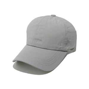 Dettaglio cappellino da baseball grigio chiaro ad asciugatura rapida con tessuto traspirante