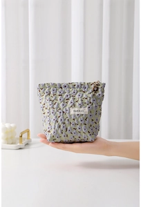Detailansicht der mintgrünen floralen Jacquard-Kosmetiktasche mit lila Blumen und Zipper