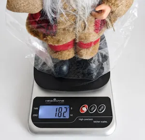 Misurazione dettagliata del peso di 182g per l'ornamento di Babbo Natale in peluche