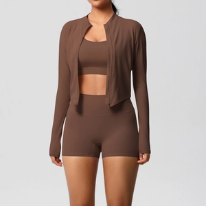 Ensemble de yoga 3 pièces marron avec veste zippée, brassière et short de sport moulant