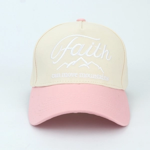 Détail de la broderie 'Faith' et silhouette de montagne sur casquette bicolore