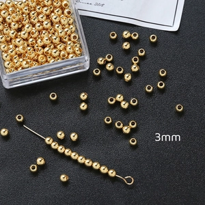 Detalle de cuentas espaciadoras de cobre chapado en oro de 3mm para joyería DIY