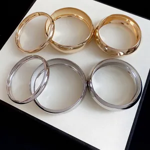 Ensemble de trois bracelets métalliques minimalistes dorés et argentés au fini poli