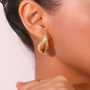 Boucles d'oreilles goutte en acier inoxydable doré avec des pierres en zircone cubique