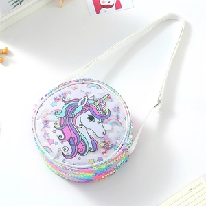 Dettaglio borsa unicorno con paillettes perle fluttuanti e finitura glitter arcobaleno