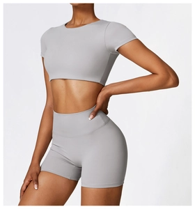 Détail du haut court gris clair ajusté et du short de sport extensible à taille haute
