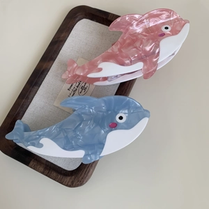 Set aus niedlichen Delphin-Haarklammern aus Acetat in Rosa und Blau Marmoriert