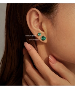 Comparaison de taille des boucles d'oreilles 6mm et 8mm en argent S925 et zircon vert