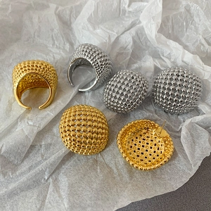 Details zu gold- und silberfarbenen Hohlkugel-Ohrsteckern und offenen Ringen mit Punkttextur