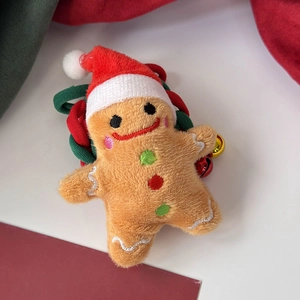 Gros plan d'un chouchou en peluche bonhomme de pain d'épices avec chapeau de Noël