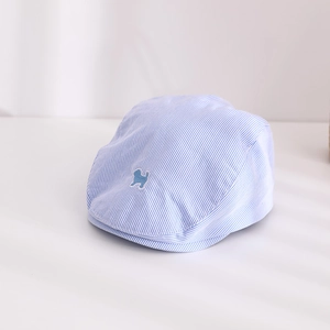 Détail du béret rayé pour bébé avec broderie chiot et texture en coton respirant