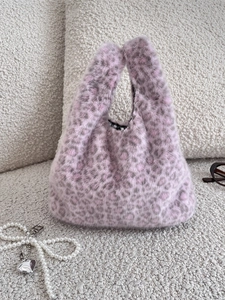 Sac à main en fausse fourrure léopard rose avec doublure à damier pour l'hiver