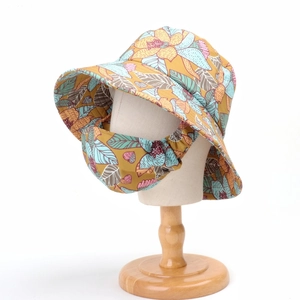 Dettaglio del cappello da sole con maschera integrata e stampa floreale tropicale